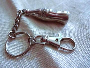 Sleutelhanger massief Coca Cola flesje beschikbaar voor biedingen