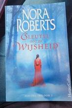 Nora Roberts - Sleutel tot de wijsheid, Boeken, Ophalen of Verzenden, Zo goed als nieuw, Nederland, Nora Roberts