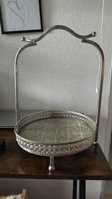 Antieke Oosterse metalen dienhouder / étagère beschikbaar voor biedingen