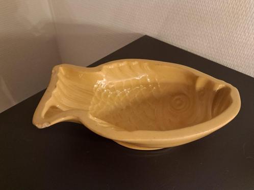 Petrus Regout vintage vis pudding/pathé vorm beige, Antiek en Kunst, Antiek | Keukenbenodigdheden, Ophalen of Verzenden
