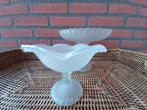 Prachtige glazen schalen op voet van melkglas., Ophalen of Verzenden