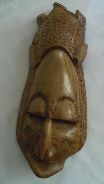 Houten masker beschikbaar voor biedingen