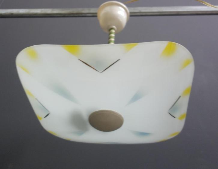 50 jaren hang lamp 4 kant melk wit schaal met blauw geel, Huis en Inrichting, Lampen | Hanglampen, Gebruikt, Minder dan 50 cm