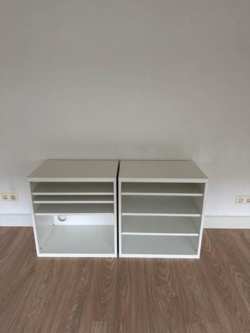Twee witte besta IKEA kastjes met planken beschikbaar voor biedingen
