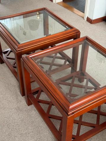 Vintage houten salontafels met glasplaat beschikbaar voor biedingen
