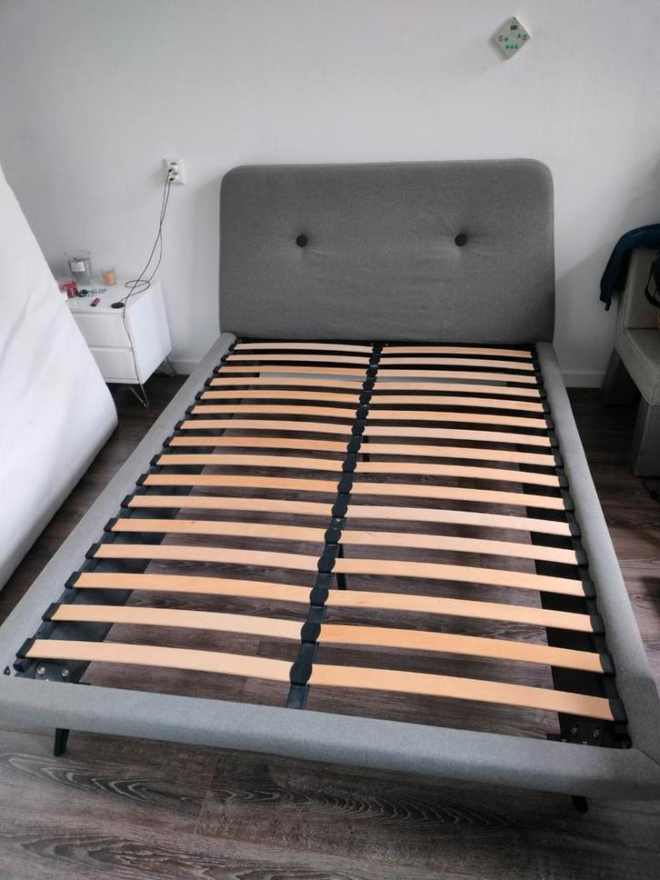 Grijs bed/bedframe van Made, twijfelaar, Huis en Inrichting, Slaapkamer | Bedden, Zo goed als nieuw, Twijfelaar, 140 cm, 200 cm