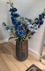 Blauwe vaas met kunstboeket, Huis en Inrichting, Blauw, Aardewerk of Porselein, Ophalen of Verzenden, Zo goed als nieuw