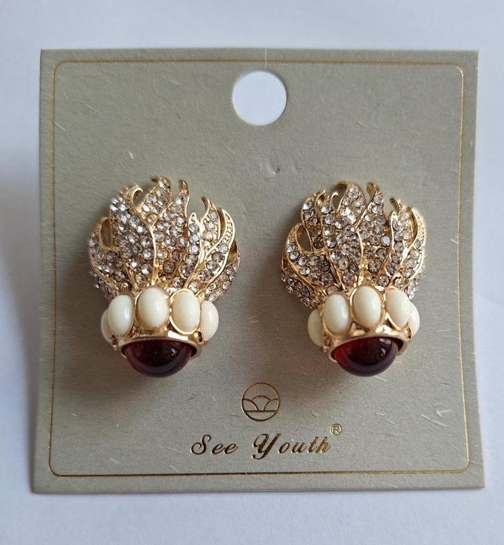 See Youth kleine goudkleurige strass steker oorbellen, Sieraden, Tassen en Uiterlijk, Oorbellen, Nieuw, Knopjes of Stekers, Overige materialen