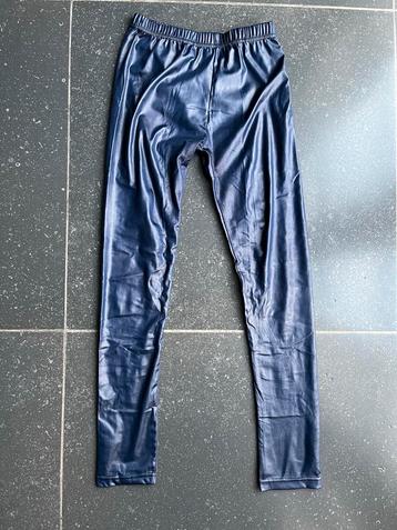 Meisjes legging donkerblauw leatherlook mt 146 / 152 beschikbaar voor biedingen
