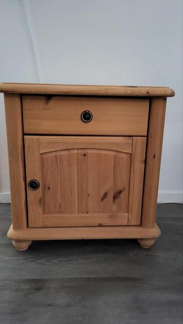 Houten Nachtkastje met Lade en Deurtje beschikbaar voor biedingen
