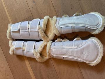 Mooie witte beenbeschermers  beschikbaar voor biedingen