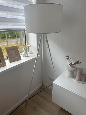 Vloerlamp wit met hout detail.