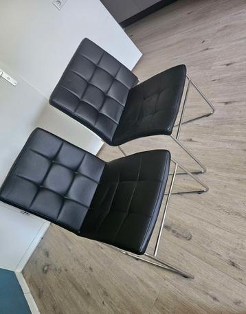 Twee zwarte stoelen