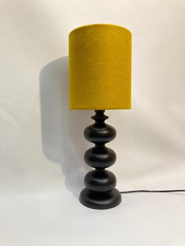 Design tafellamp van wolvilt – Mosterdgeel – Handgemaakt, Huis en Inrichting, Lampen | Tafellampen, Nieuw, 50 tot 75 cm, Hout