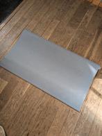 Twee grijze, zonwerende rolgordijnen, Ophalen