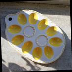 vintage Zweeds schaaltje voor 10 eieren wit met geel, Huis en Inrichting, Keuken | Servies, Gebruikt, Keramiek, Ophalen of Verzenden