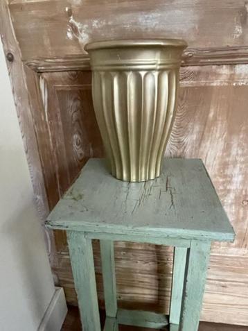 Grote vaas / pot. Aardewerk. Goud geverfd hotel chic.   beschikbaar voor biedingen
