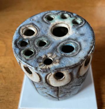 Unieke Aardewerk Vaas met Gaten beschikbaar voor biedingen
