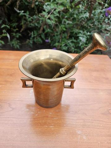 Zware messing vijzel met stamper – circa 2 kg beschikbaar voor biedingen