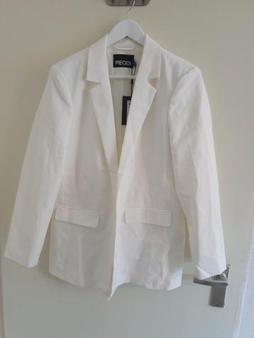 Nieuwe witte blazer beschikbaar voor biedingen