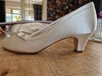 Trouwschoenen, ivory satin. Maat 3,5, Kleding | Dames, Schoenen, Zo goed als nieuw, Ophalen