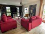 Te koop ‘chic’ rode bank Merk Made in Holland, Huis en Inrichting, Banken | Bankstellen, Ophalen, 75 tot 100 cm