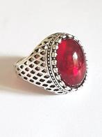 Zilverkleurige ring met rode steen, 20 of groter, Ophalen of Verzenden, Dame, Zo goed als nieuw