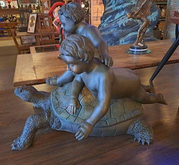 Groot brons beeld schildpad met 2 putti of cherubijn figuren beschikbaar voor biedingen