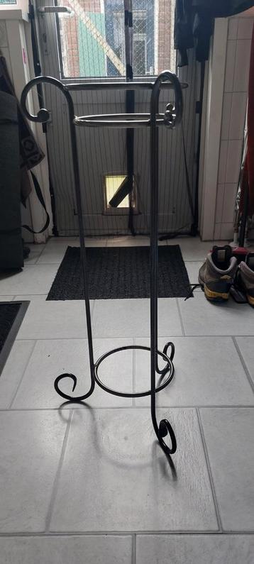 Metalen Paraplubak - Decoratief en Functioneel beschikbaar voor biedingen