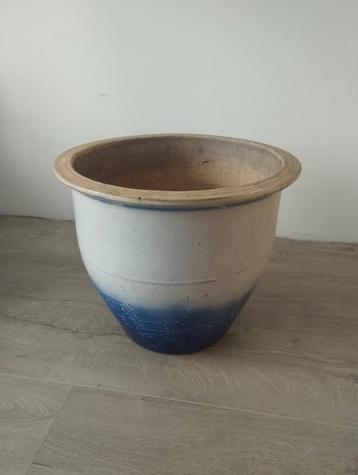 Grote bloempot beschikbaar voor biedingen