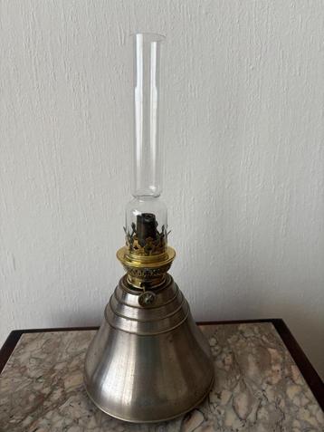 Antieke metalen olielamp met koperen brander. beschikbaar voor biedingen