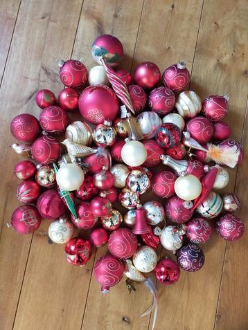 Circa 100 glazen kerstballen, Rood, Goud, glitters. beschikbaar voor biedingen