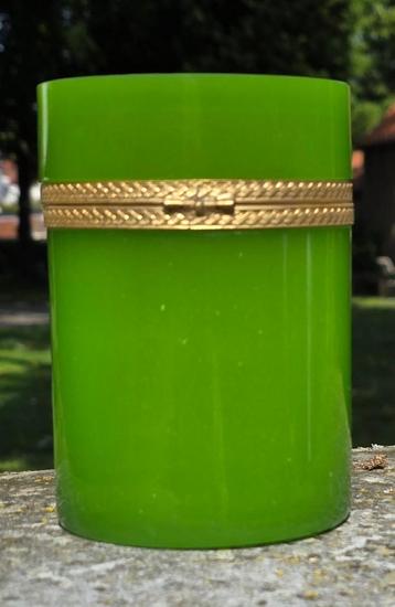 Antieke Jade opaline glas snoepjes doos beschikbaar voor biedingen