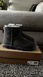 NIEUW UGG w essential mini grijs, UGG, Snowboots, Nieuw, Ophalen of Verzenden