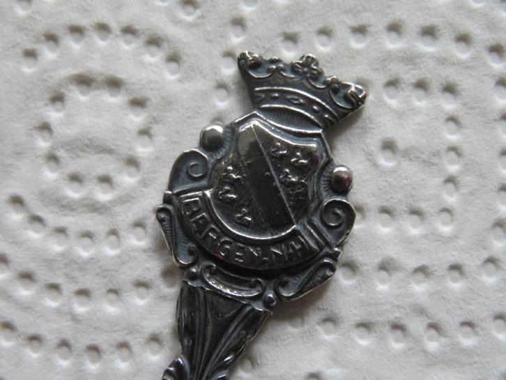 Verzilverd Lepeltje Wapen Bergen (N.H.), Verzamelen, Porselein, Kristal en Bestek, Zo goed als nieuw, Bestek, Overige materialen