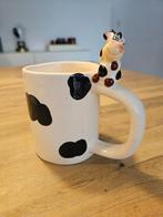 Mok met koeienprint en koe op oor, Huis en Inrichting, Keuken | Servies, Keramiek, Nieuw, Ophalen of Verzenden, Overige stijlen