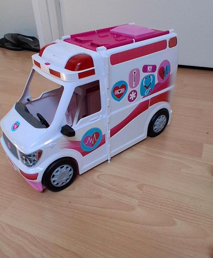 Barbie Ambulance incl. accessoires en 2 barbiepoppen, Kinderen en Baby's, Speelgoed | Poppen, Zo goed als nieuw, Barbie, Ophalen