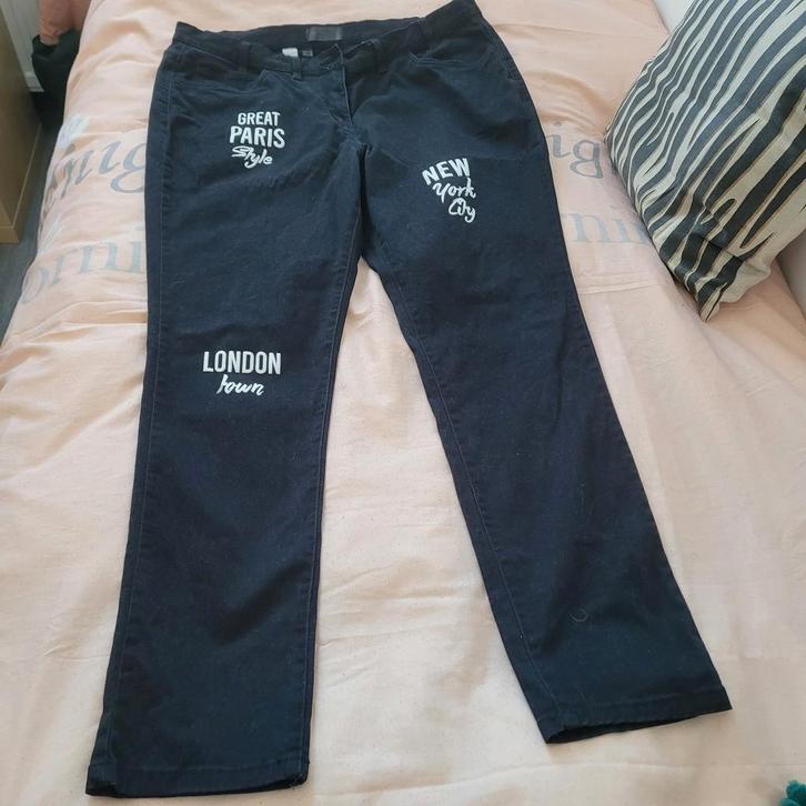 Zwarte broek met teksten  Maat 46, Kleding | Dames, Broeken en Pantalons, Zo goed als nieuw, Maat 46/48 (XL) of groter, Zwart