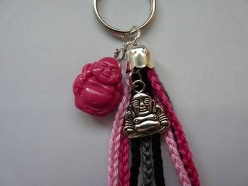 Gehaakte sleutelhanger met buddha (fuchsia) beschikbaar voor biedingen