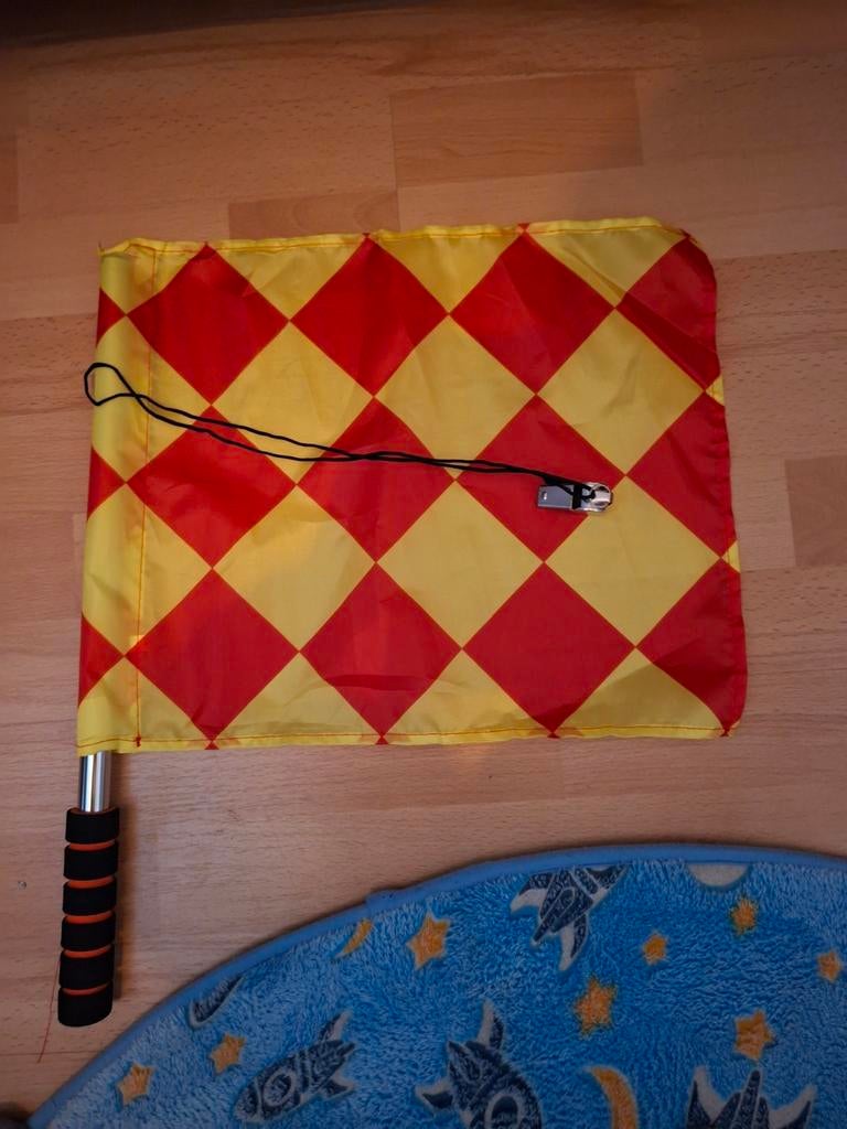 Scheidsrechters fluitje + vlag, Ophalen