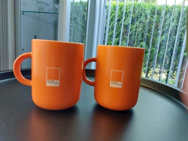 Twee mandarijn-oranje Nespresso mokken, Huis en Inrichting, Keuken | Servies, Nieuw, Kop(pen) en/of Schotel(s), Overige stijlen