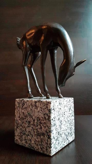 Art Deco bronzen beeld ree  , gazelle op marmeren sokkel beschikbaar voor biedingen