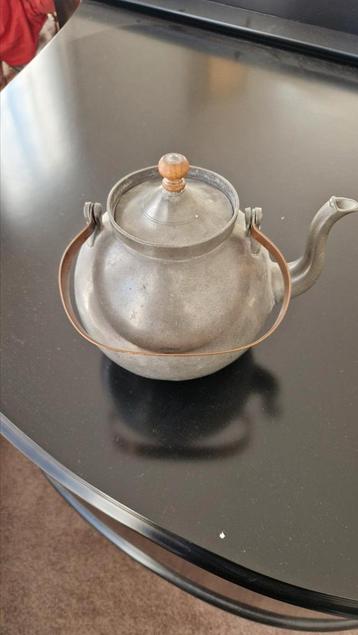 tinnen theepot beschikbaar voor biedingen