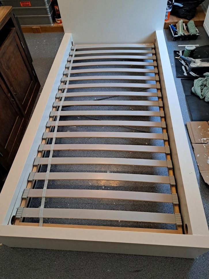 Eenpersoons bed met lattenbodem, Huis en Inrichting, Slaapkamer | Bedden, Gebruikt, Eenpersoons, 90 cm, Hout, Wit, Ophalen