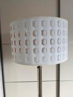 Moderne staande lamp zilverkleurig poot, witte kap., Huis en Inrichting, Lampen | Vloerlampen, Ophalen of Verzenden, Zo goed als nieuw