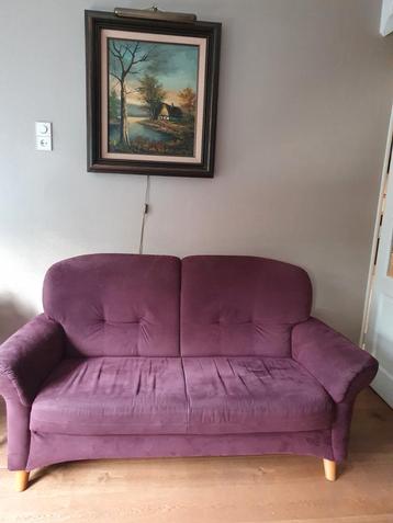 Donkerrode Bank - Comfortabel en Stijlvol beschikbaar voor biedingen