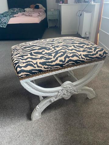 Mooie, zachte poef/voetenbank met zebra print beschikbaar voor biedingen