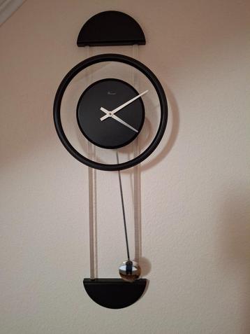 Warmink zwarte quartz wandklok met slinger vintage modern beschikbaar voor biedingen