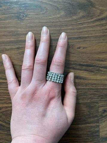 Ring met zilverkleurige strass steentjes elastisch