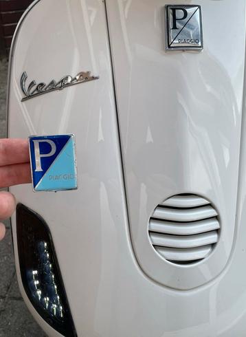 Blauw Piaggio logo voor Vespa lx50, Primavera en Sprint beschikbaar voor biedingen